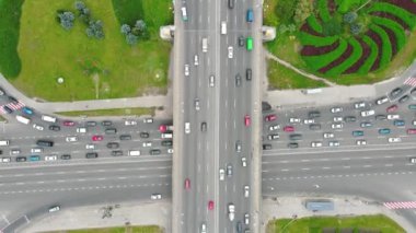 Ukrayna 'nın Kiev kentindeki otoyol tüneli, altyapı ve ulaşımla kavşağın üzerinden geçen insansız hava aracı görüntüleri.