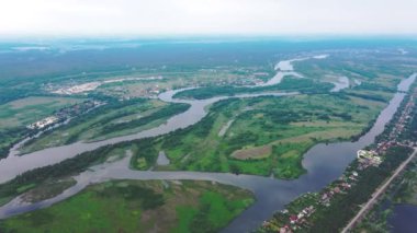 Doğu Avrupa 'da Ukrayna' nın Kyiv kırsalındaki bir Dinyeper nehrinin en üst manzarası