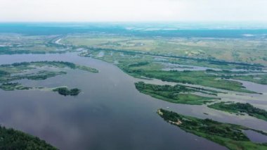 Doğu Avrupa 'da Ukrayna' nın Kyiv kentindeki bir Dnipro nehrinin en üst manzarası. Ukrayna 'daki Dnepr Nehri