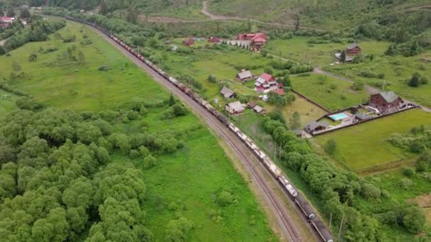 Godståg Transporterar Ett Elektriskt Lok Med Järnväg Skogen Karpaterna Flygfoto — Stockvideo