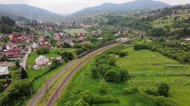 Nákladní Vlak Přepravuje Elektrickou Lokomotivu Železnici Lesích Karpat Letecká Fotografie — Stock video