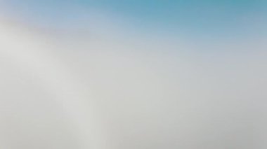 Dağ ormanlarının hava görüntüleri. İnsansız hava aracı dağların üzerinden uçuyor. Dağ manzarası. Karpatlar, Ukrayna