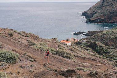 Trail Runner, Tenerife Adası 'nda koşuyor. Ülke genelinde koşan spor koşucusu kadın..