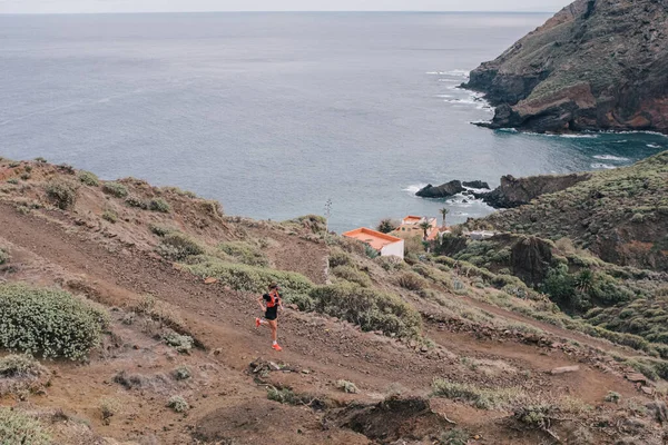 テネリフェ島でトレイルランナーを実行します クロスカントリートレイルランのスポーツランニング女性 — ストック写真