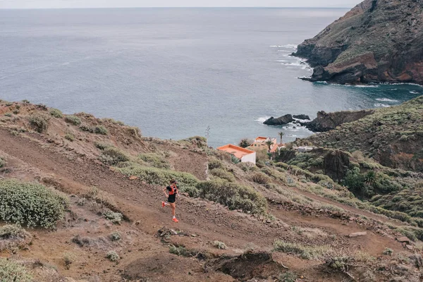 Trailrunner Lauf Auf Der Insel Teneriffa Sportliche Läuferin Loipenlauf lizenzfreie Stockbilder