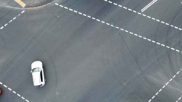 Vue Aérienne Drone Circulation Dessus Rond Point Avec Tunnel Routier — Video