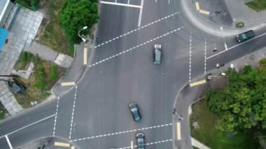 Otoyol tüneli ile kavşağın üzerinden geçen trafiğin insansız hava aracı görüntüsü.