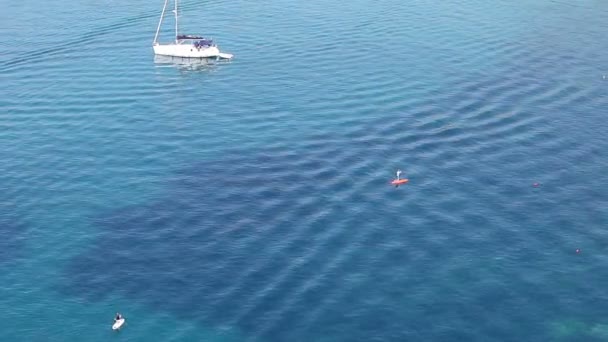 Gente Barco Remo Pie Sobre Mar Azul — Vídeos de Stock