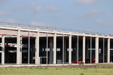 Yeni fabrika inşaat alanında işçilerin sanayi bölgesi ile