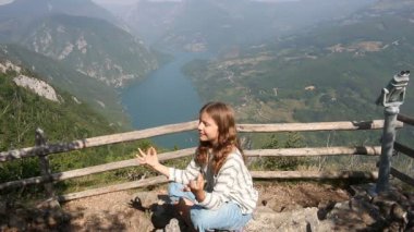 Dağda kız meditasyon