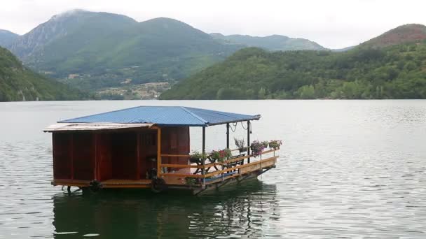 Casa Legno Galleggiante Sul Paesaggio Fluviale — Video Stock