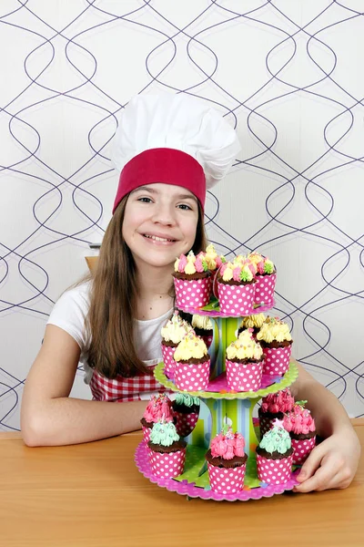 Menina Feliz Cozinheiro Com Muffins Mesa — Fotografia de Stock