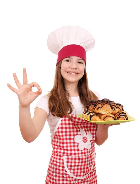 快乐的小女孩厨师与美味的牛角面包和 — 图库照片