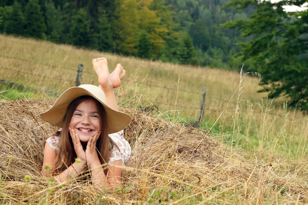 幸せな少女は 干し草 — ストック写真