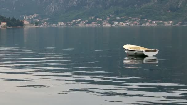 Kotor 湾黑山海域的一艘船 — 图库视频影像