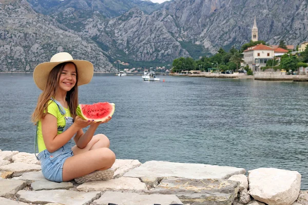 Menina Feliz Com Melancia Umas Férias Verão Baía Kotor Montenegro — Fotografia de Stock