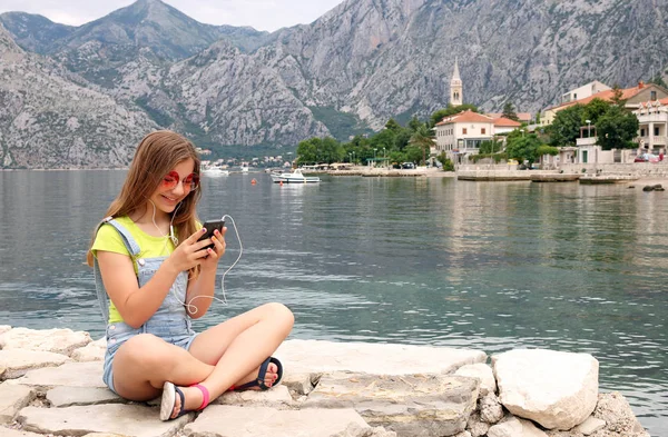 Happy Teenage Girl Having Fun Smart Phone Summer Vacation — Stock Photo, Image