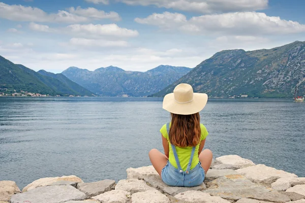 Dziewczyna Cieszy Się Letnie Wakacje Zatoka Kotor Czarnogóra — Zdjęcie stockowe