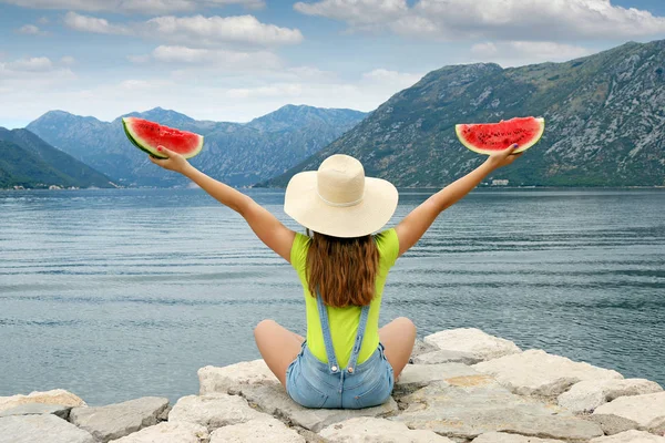 Ragazza Con Anguria Seduta Vicino Mare Vacanza Estiva — Foto Stock