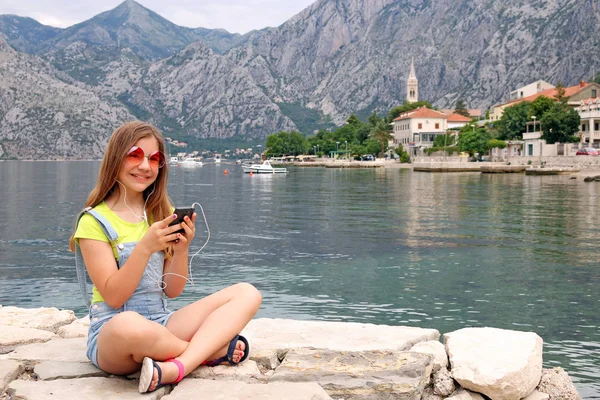 Happy Teenage Girl Smart Phone Summer Vacation — Stock Photo, Image