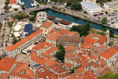 Kotor şehir eski taş evler ve binalar Karadağ