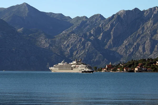 Yolcu gemisi Kotor Koyu'nun Karadağ