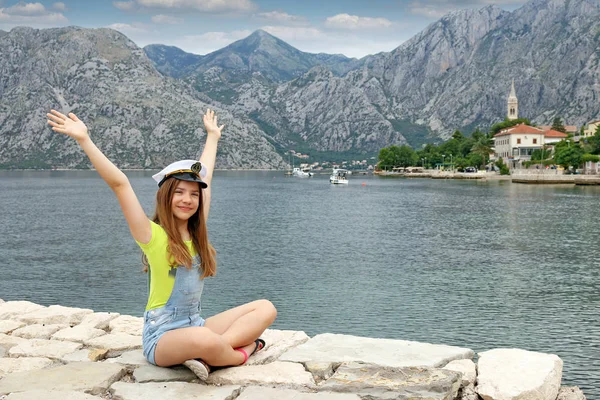 Mutlu Genç Kız Denizci Şapka Eller Yukarı Yaz Tatili — Stok fotoğraf