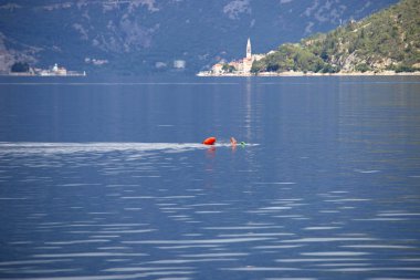 bir adam Kotor bay Karadağ denizde yüzüyor