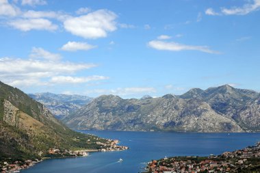 Deniz ve dağlar Kotor Koyu'nun Karadağ yaz sezonu