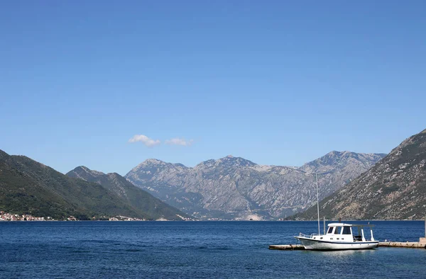Berg Och Hav Landskap Kotorbukten Montenegro Sommarsäsongen — Stockfoto