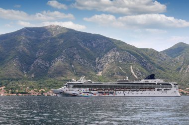 Yolcu gemisi Kotor Koyu'nun Karadağ yaz sezonu