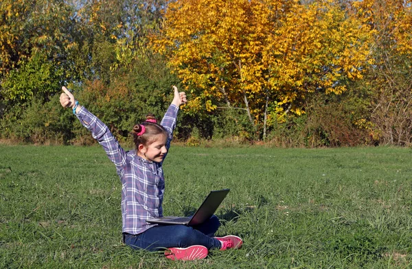 Niña Feliz Con Los Pulgares Hacia Arriba Ordenador Portátil Parque — Foto de Stock