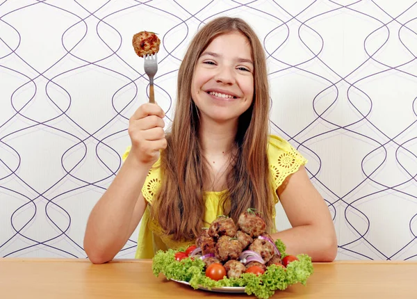 午餐吃肉丸的快乐女孩 — 图库照片