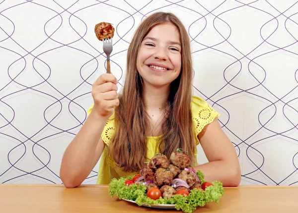 Menina Feliz Com Almôndegas Para Almoço — Fotografia de Stock