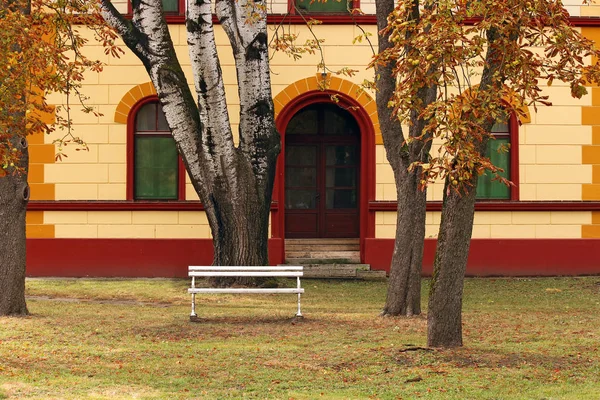 旧建筑外观和树木秋季季节 — 图库照片