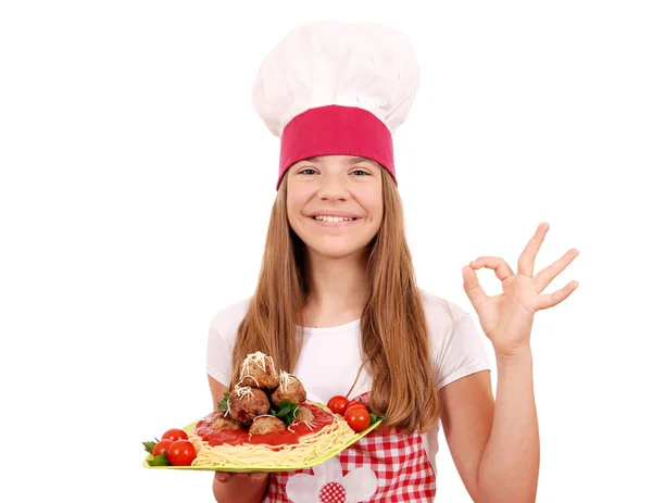 Menina Feliz Cozinhar Com Espaguete Almôndegas Sinal Mão — Fotografia de Stock