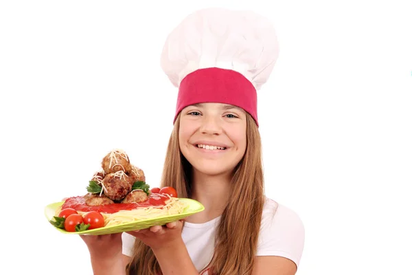 快乐的女孩厨师与意大利面条和肉丸 — 图库照片