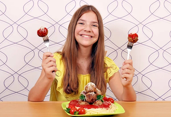 Chica Feliz Con Albóndigas Espaguetis Para Almuerzo — Foto de Stock