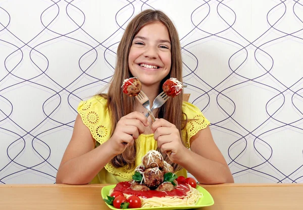 Menina Sorridente Feliz Com Espaguete Almôndegas Para Almoço — Fotografia de Stock