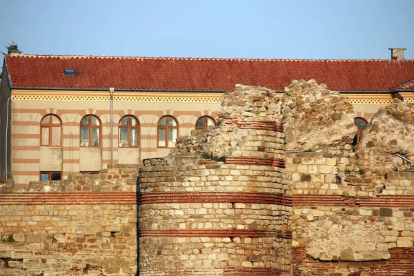 Ερείπια Του Αρχαίου Φρουρίου Και Την Οικοδόμηση Νέσμπαρ Βουλγαρία — Φωτογραφία Αρχείου