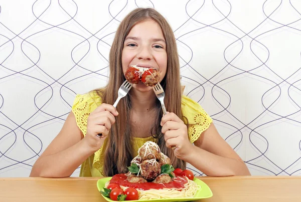 美丽饥饿的女孩吃肉丸 — 图库照片