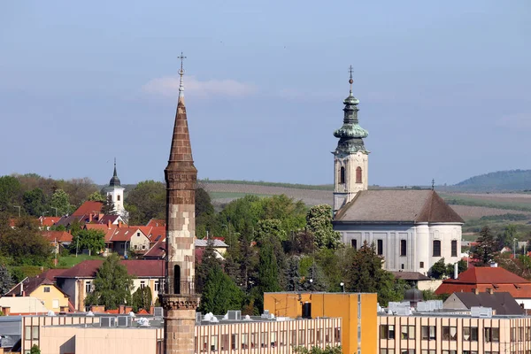 Minaret Kościoły Różnych Religii Jednym Mieście Eger Węgry — Zdjęcie stockowe