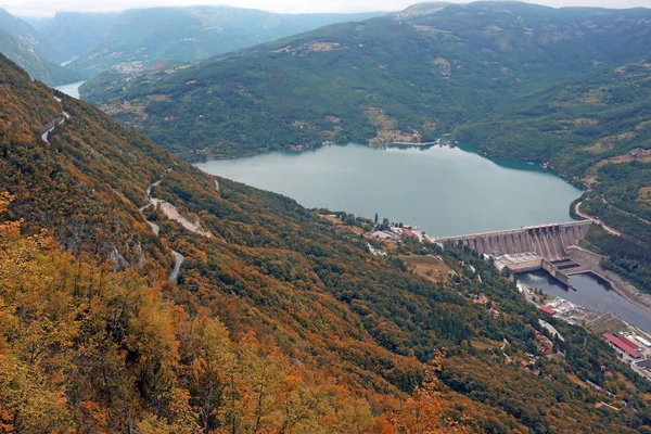 Central Hidroeléctrica Perucac Río Drina Otoño Estación Paisaje Serbia — Foto de Stock