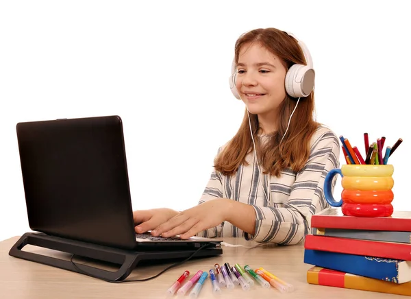 Kleines Mädchen Spielt Laptop Und Hört Musik Über Kopfhörer — Stockfoto