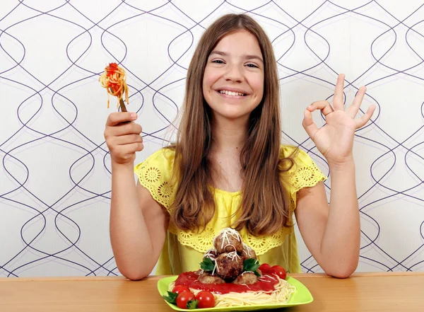 Bela Menina Feliz Com Almôndegas Espaguete Sinal Mão — Fotografia de Stock
