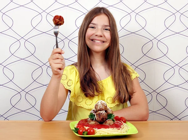 Hermosa Chica Feliz Con Albóndigas Espaguetis Para Almuerzo —  Fotos de Stock