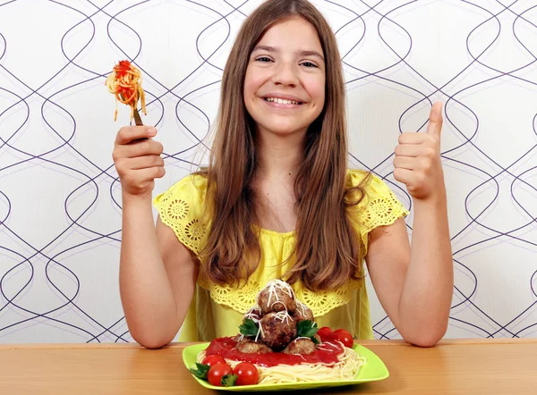 快乐的女孩与肉丸和意大利面条和拇指向上 — 图库照片