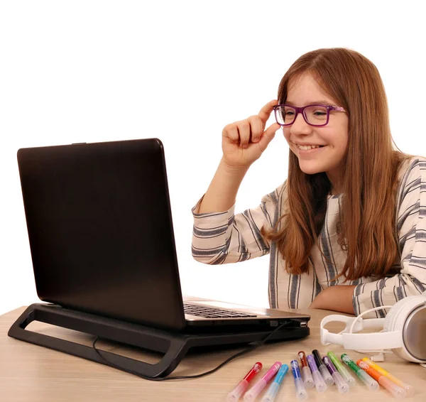 Glückliches Kleines Mädchen Spielt Laptop Und Spaß — Stockfoto