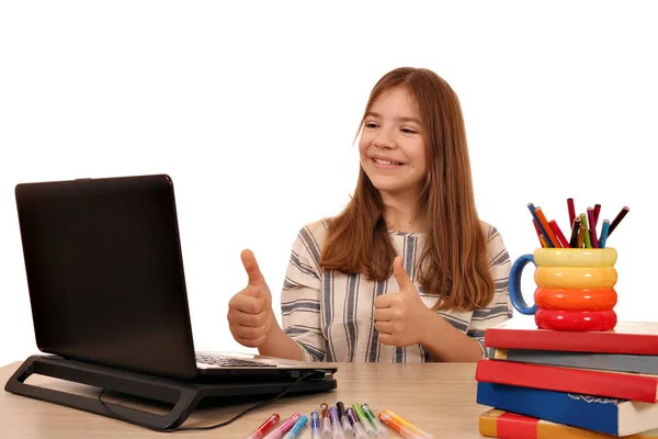 带笔记本电脑和大拇指的快乐小女孩 — 图库照片
