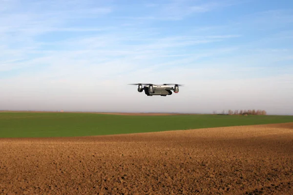 无人机飞过耕地农业 — 图库照片